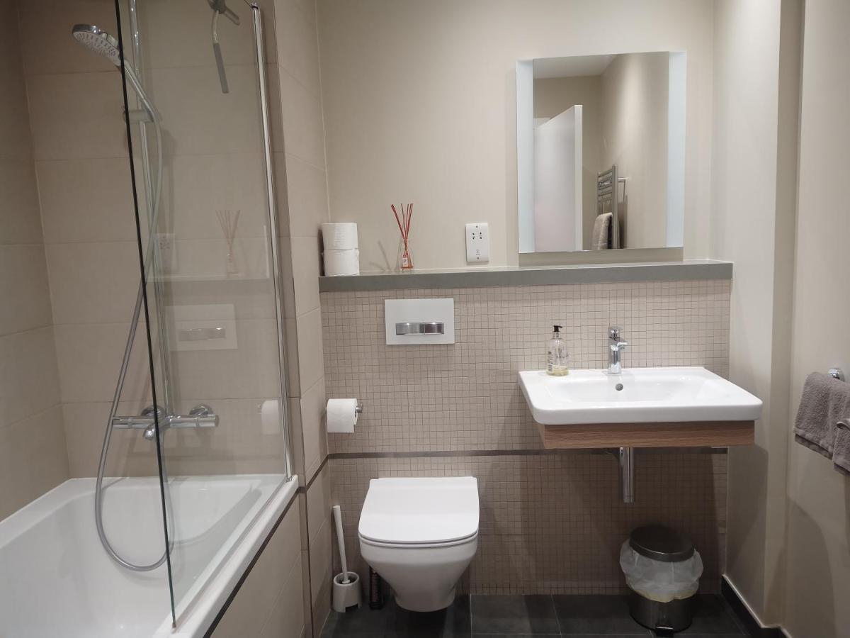 Kings Wharf Quay29 - Large Studio Apartment With 3 Pools - Gym - Rock Views - Holiday And Short Let Apartments In Gibraltar Exterior foto