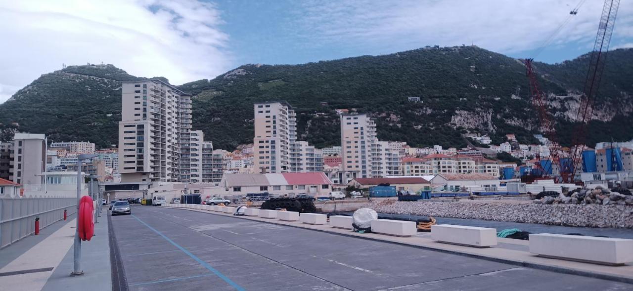 Kings Wharf Quay29 - Large Studio Apartment With 3 Pools - Gym - Rock Views - Holiday And Short Let Apartments In Gibraltar Exterior foto